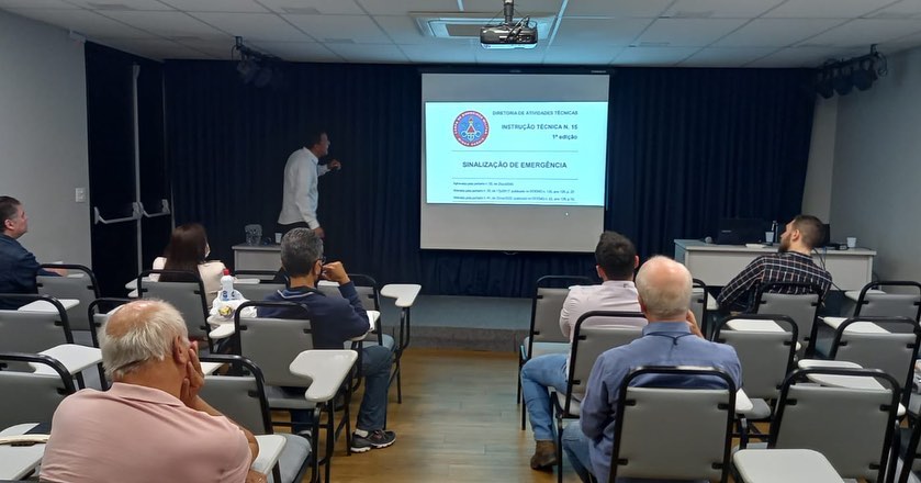Aula teórica no primeiro dia da palestra sobre “Otimização na Confecção de Projetos de Incêndio” aplicada pelo Cel. do CBMMG reformado Newmar Soares. A palestra foi realizada pala ABEMEC-MG na sede do SINDICON MG. O evento contou com patrocínio do Sistema CONFEA/CREA/MÚTUA e da MÚTUA-MG, o fomento do CREA-MG, o apoio da FENEMI e do SINDICON MG. #abemecmg